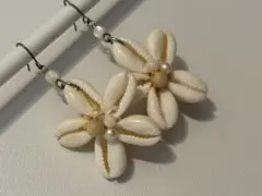 貝殻の花形ピアス(ホワイト・クリーム色)