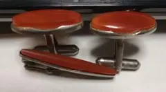 オレンジ色の石　丸型カフスボタン、ネクタイピン