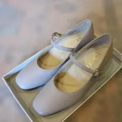 ストラップ付き フラットヒールパンプス