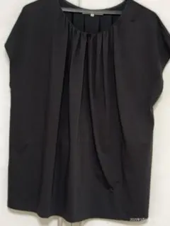 組曲、大きいサイズ 黒のプリーツデザイン 半袖トップス サイズ46