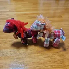 『進撃の巨人』赤とチェック柄の馬のぬいぐるみ　キーホルダー