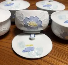 鷹山作の有田焼・花浮彫 染付蓋付き茶椀　陶器製 湯飲み 5個セット 花模様