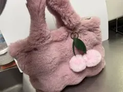 ピンクフェイクファー トートバッグ チェリーのチャーム付き　新品　未使用