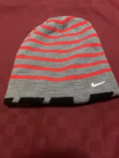 NIKE リバーシブル ニット帽 ビーニー グレー レッドのサムネイル