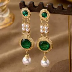エレガント緑ストーンロングピアス　カジュアル　個性的　パール　ゴールド調　お洒落