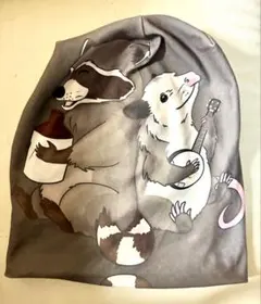 アライグマとオポッサムのイラスト入りニット帽