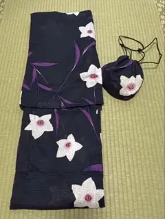 UNIQLO 大人の浴衣と巾着のセット 紺色 竜胆 花柄のサムネイル