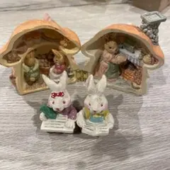ウサギの置物(樹脂製)と樹脂製のフィギュアセット