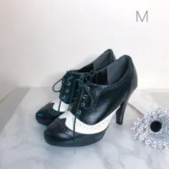 黒と白のレースアップブーティ Mサイズ