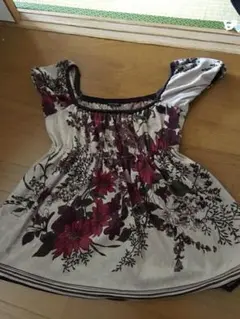 レストローズ  花柄トップスのサムネイル