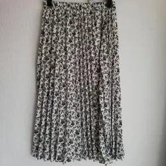 GU プリーツスカート S 黒ｘホワイト 花柄