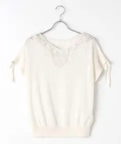 新品 INGEBORG レース装飾ニットプルオーバー 袖口のリボンと襟のレースのサムネイル