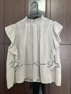 フリル付きノースリーブブラウス グレーベージュ