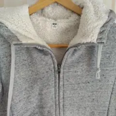 ユニクロのフリース ボア裏地 フードパーカー グレー