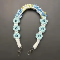 お花モチーフハンドストラップ　スカイブルー×ホワイト