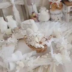 お花と編みたまごのカゴアレンジ、ホワイト系