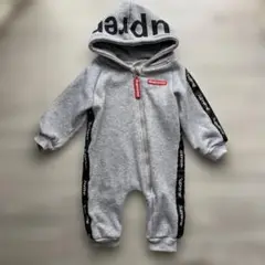 グレーのロンパース フード付き Supreme