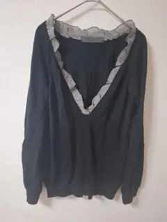 イーハイフンワールドギャラリーVネック黒セーター　襟元フリル