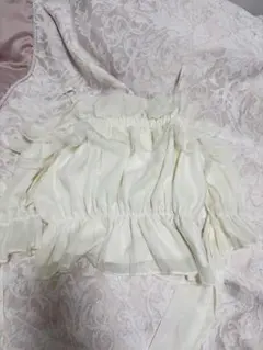 肩出しトップス フリル付きクリーム色