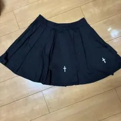 黒いプリーツスカート クロスモチーフ