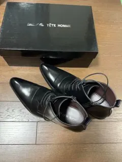 【美品】TÊTE HOMME ブラック　チャッカーブーツ　26.5cmのサムネイル