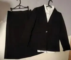 黒いスカートスーツ シングルボタン