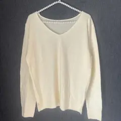 美品Discoat アイボリー Vネック 長袖ニットセーター　薄手　上品