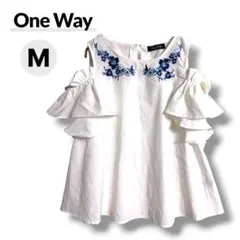 【美品】One Way オープンショルダー ブラウス M 白 花柄刺繍 フリルのサムネイル