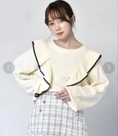 フリル付きアイボリー長袖ニット