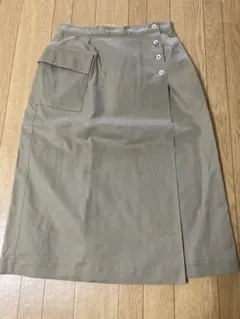 新品ベージュ タイトスカート ボタン付きスリット