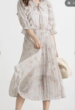 【新品タグ付き】デイクローゼット 花柄プリーツワンピース ロング フリル M 白のサムネイル