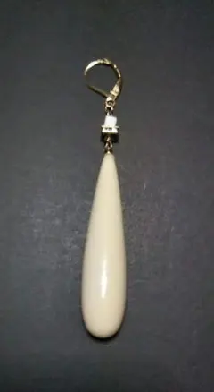 アイボリー ティアドロップ型 ペンダントトップ