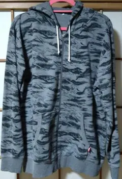 美品メンズＵＴＤＯＯＲ パーカー迷彩柄　４Ｌ