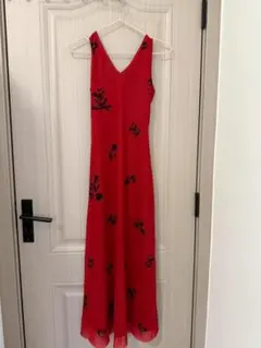 赤い花柄ノースリーブロングワンピース