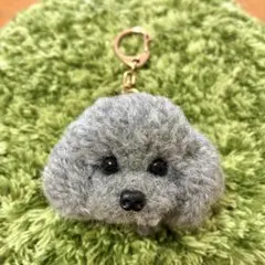 ＊うるうるトイプードル　毛糸キーホルダー＊ぬいぐるみマスコット　グレーシルバー犬