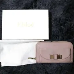 Chloe ラウンドファスナー リリィ リボン モチーフ ピンクベージュレザーのサムネイル