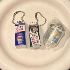 小岩井ヨーグルト　森永　メグミルク　ガチャガチャ