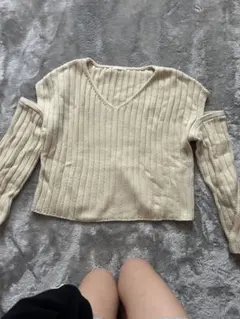 m*u様 ベージュ Vネック オフショルダー ニット