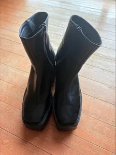 黒いジッパーブーツのサムネイル