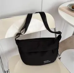 ショルダーバッグ 斜めがけ メッセンジャーバッグ 黒 ナイロン 軽量 ブラック