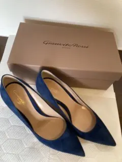 【着用1回・Gianvito Rossi 】スエードパンプス ネイビーのサムネイル