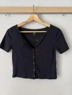 夏服　GAP ブラック ボタン付き クロップドTシャツ