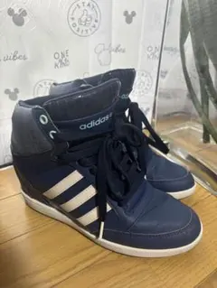 adidas ネイビー インヒールスニーカー