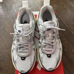 美品⭐︎ナイキ V2K ラン　Nike シルバー/ホワイト スニーカー