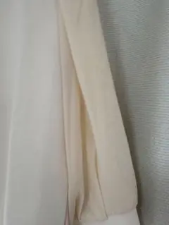 クリーム色 七分袖 カットソー 袖部分シースルー