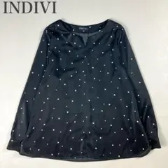 インディヴィ 美品 上品サテン キーネック幾何ドットブラウス オフィスカジュアル