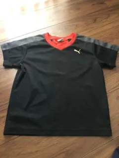 PUMA ブラック/レッド Vネックシャツ 130サイズ