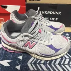 New Balance 2002R グレー パープル スニーカーのサムネイル