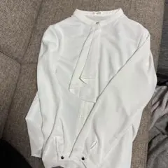 フリル付きホワイトシャツ　美品