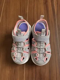 【美品】スケッチャーズ SKECHERS 17㎝ グレー ピンク キッズサンダルのサムネイル